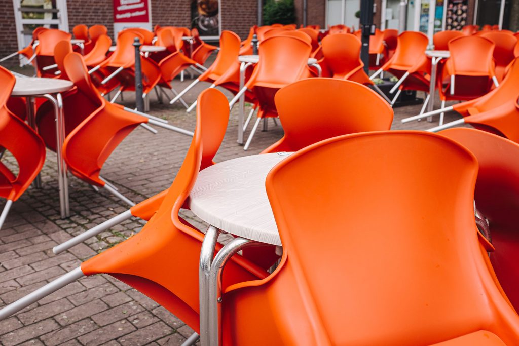 Orangene Stühle in Suderwick