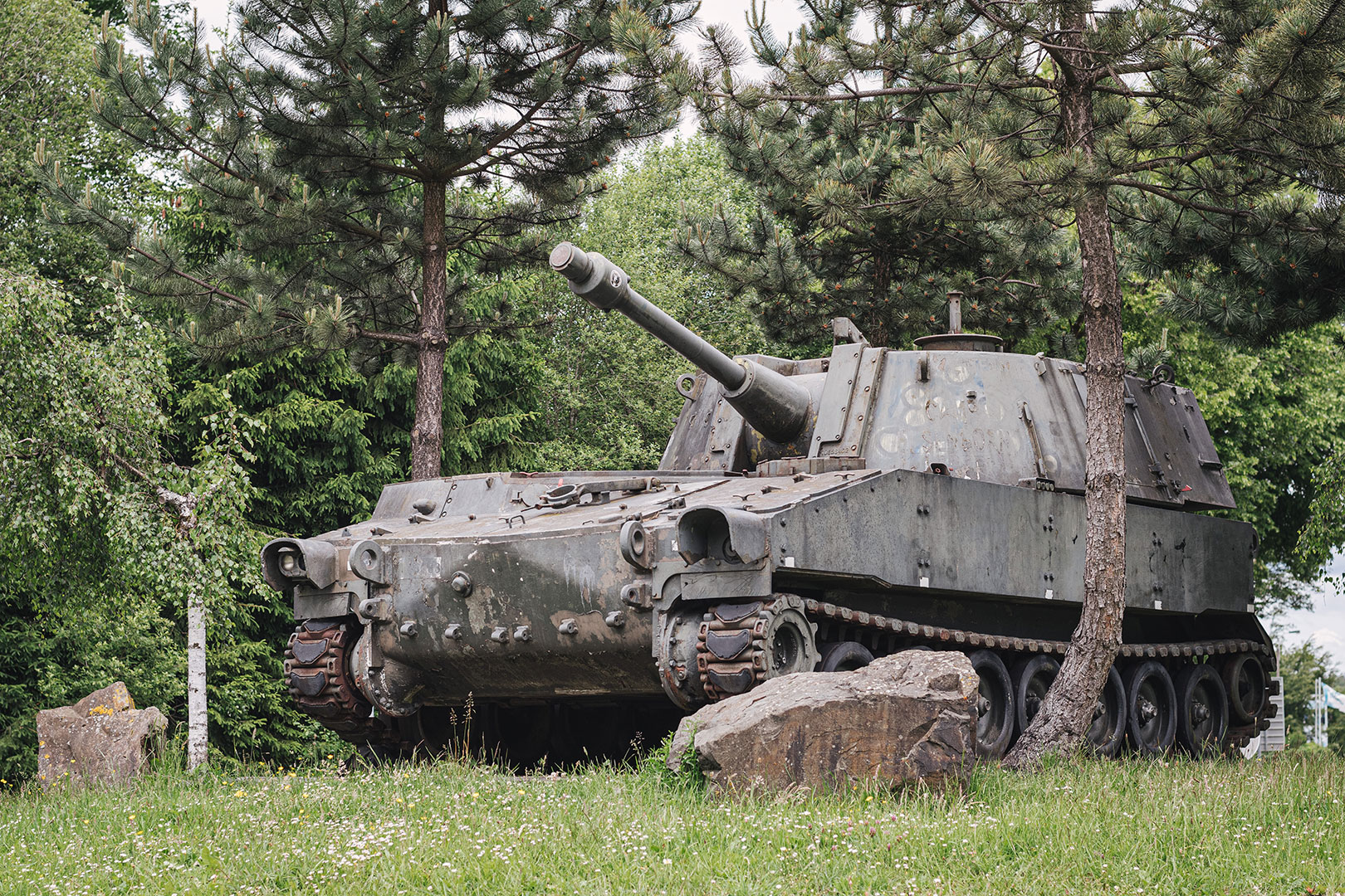 Panzer auf einem Kreisel in Belgien