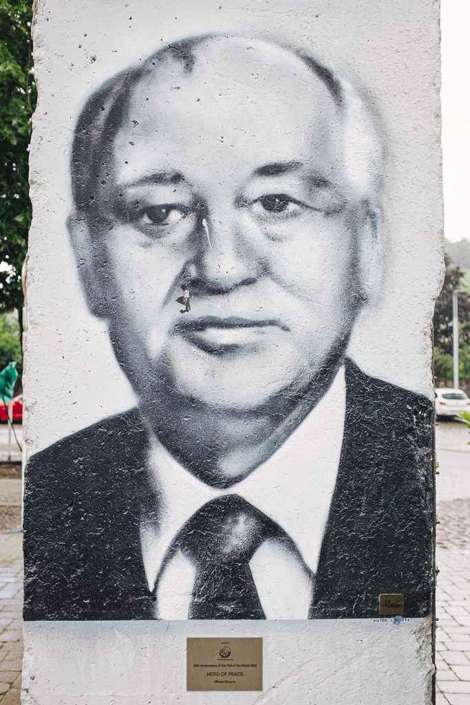 Gorbatschow an einem Stück Berliner Mauer in Schengen am Dreiländereck D-L-FR