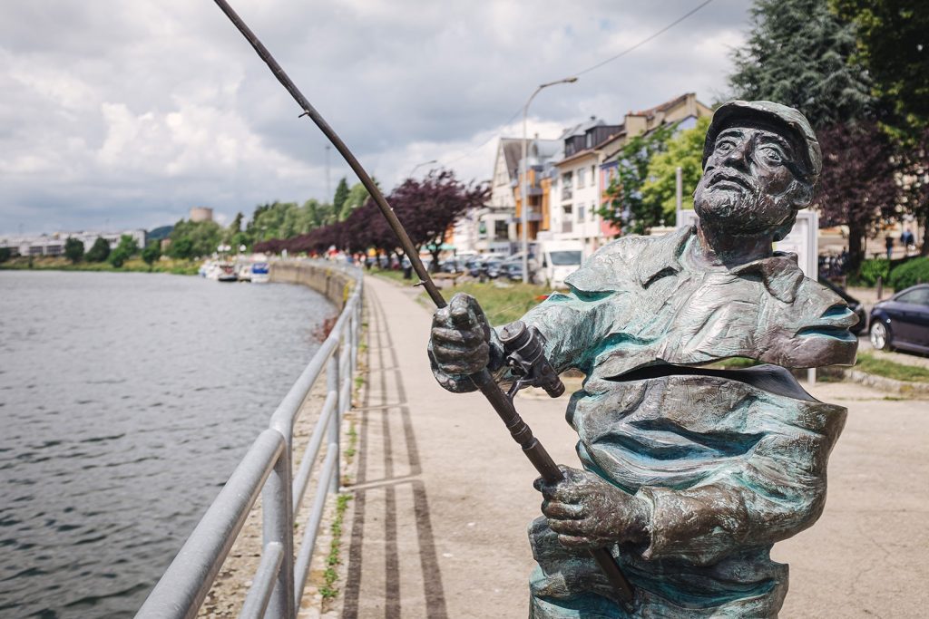Angler-Skulptur in Wasserbillig
