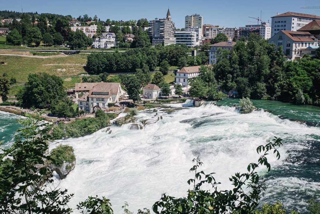 Rheinwasserfall mit Stadt