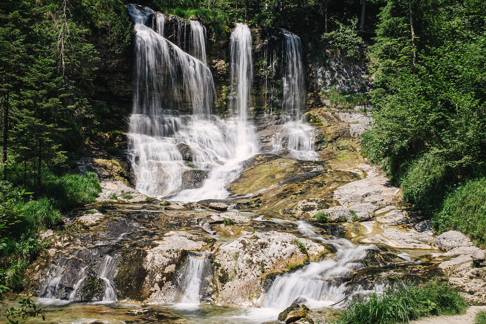 Langzeitbelichtung der Wasserfälle Weißbach