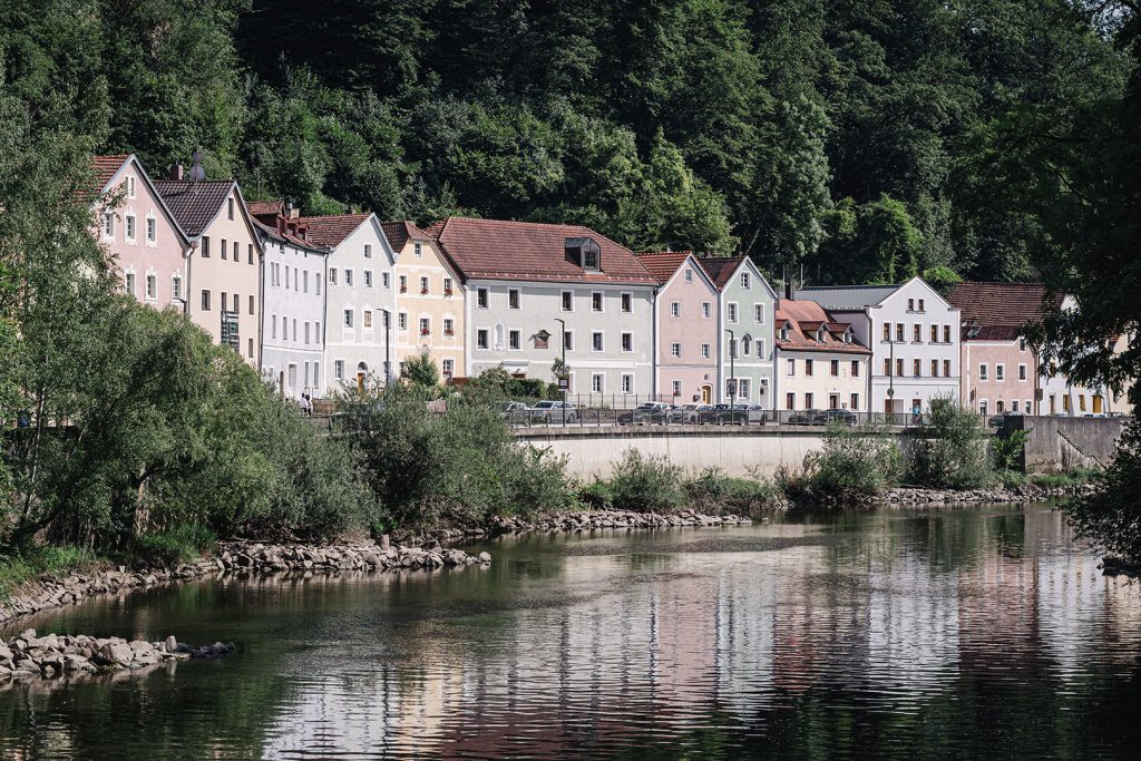 Häuser am Fluss in Passau