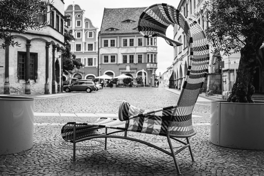 Stuhl vor dem Emmerich Hotel in Görlitz