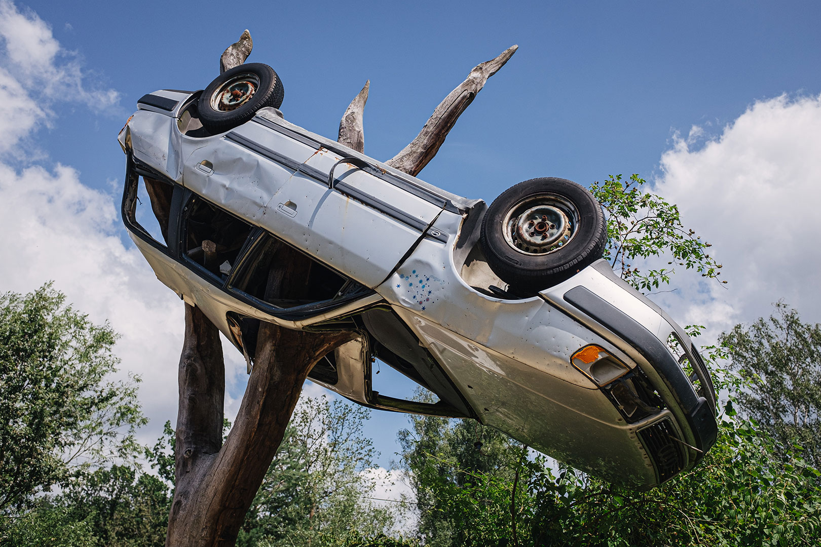 Aufgespießtes Auto am Abenteuerfreizeitpark "Die geheime Welt von Turisede"