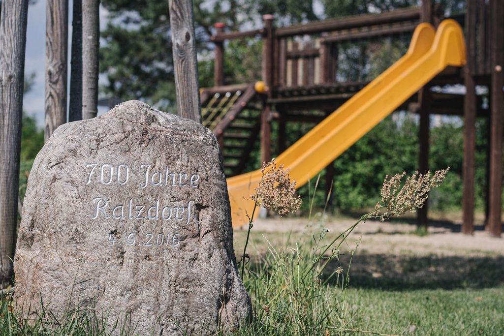 Michael-Jackson-Spielplatz mit 700-Jahre-Stein in Ratzdorf