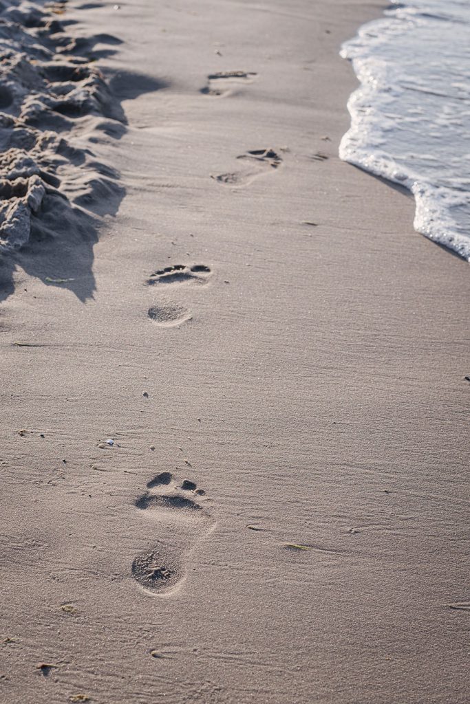 Fußstapfen im Sand auf Usedom