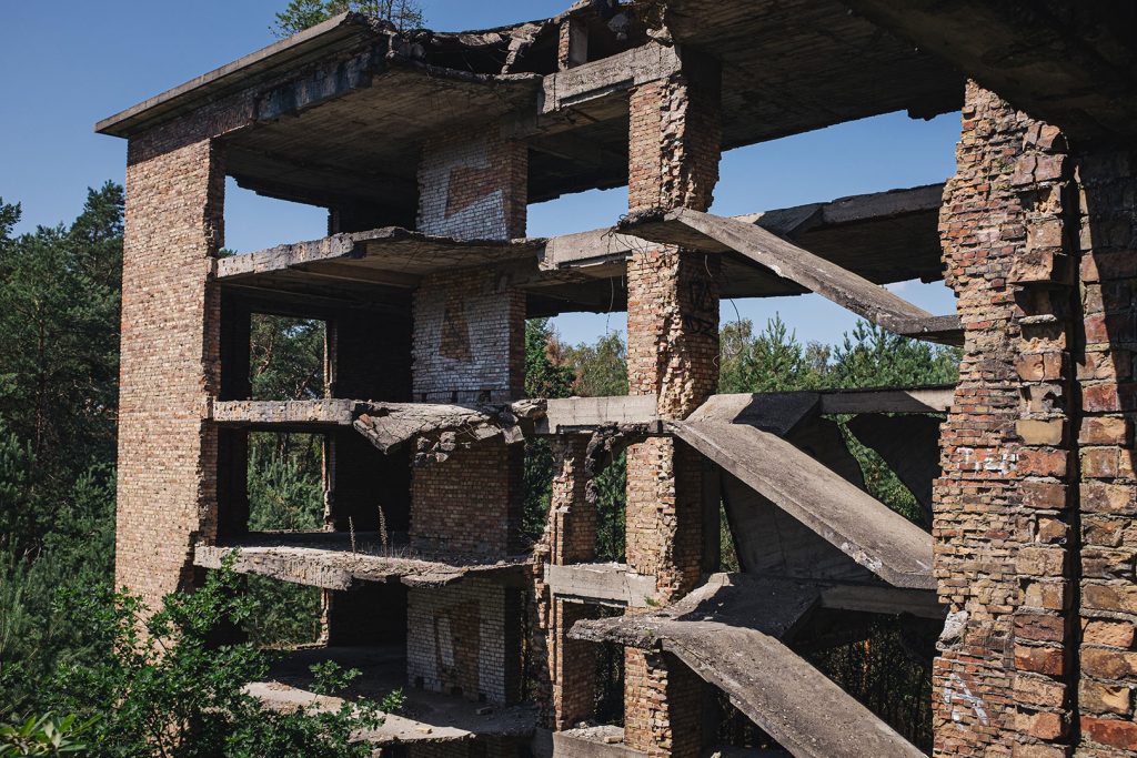 Nicht fertiggestelltes Treppenhaus in der Ruine Prora