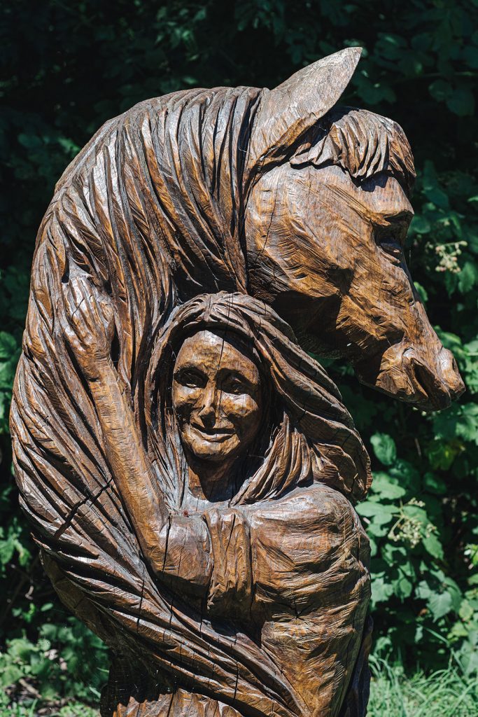 Holzfigur Frau mit Pferd auf Dänholm