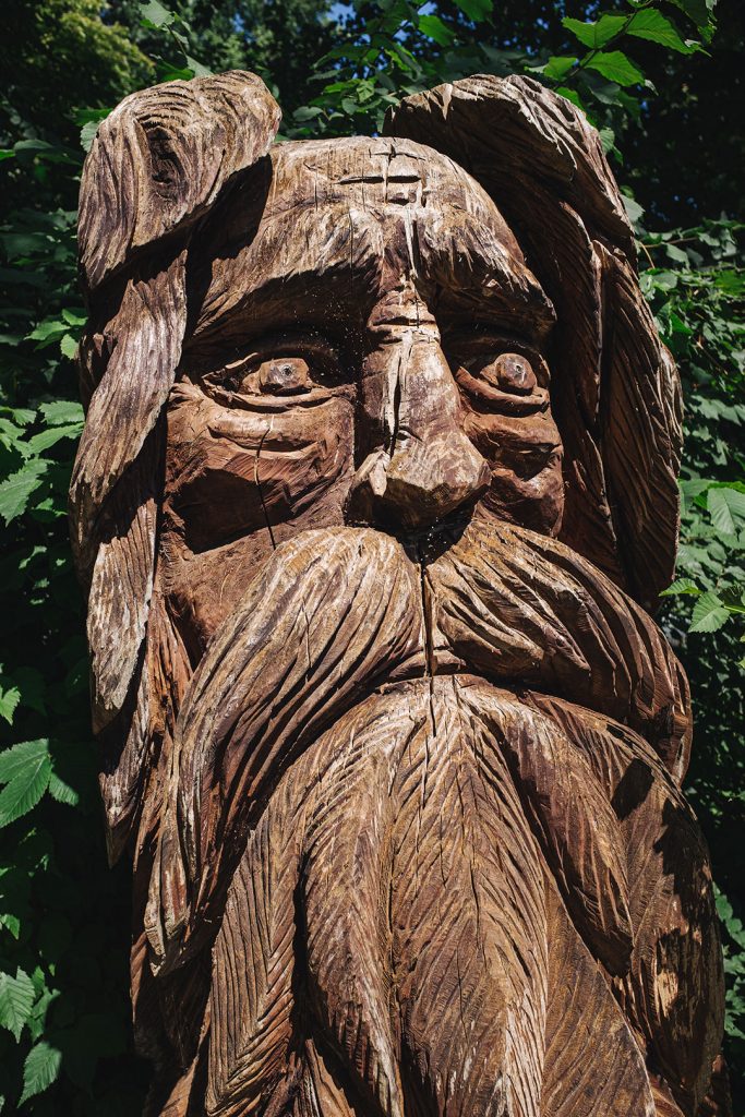 Holzfigur alter Mann auf Dänholm