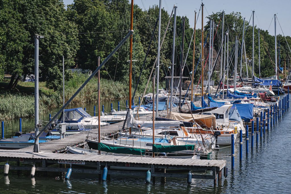 Schiffe am Hafen auf Dänholm
