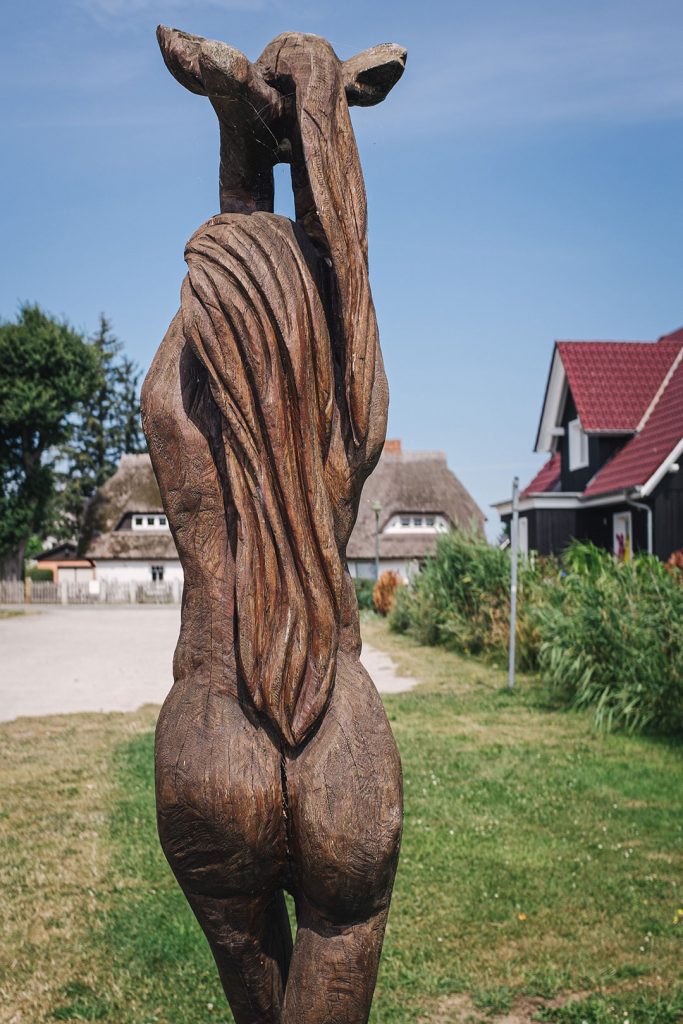 Meerjungfrau-Holzskulptur in Born auf dem Darß