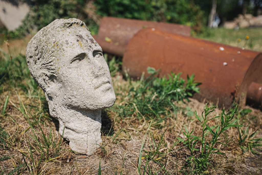 Kopf einer Steinfigur an der Mühle in Neu-Bukow