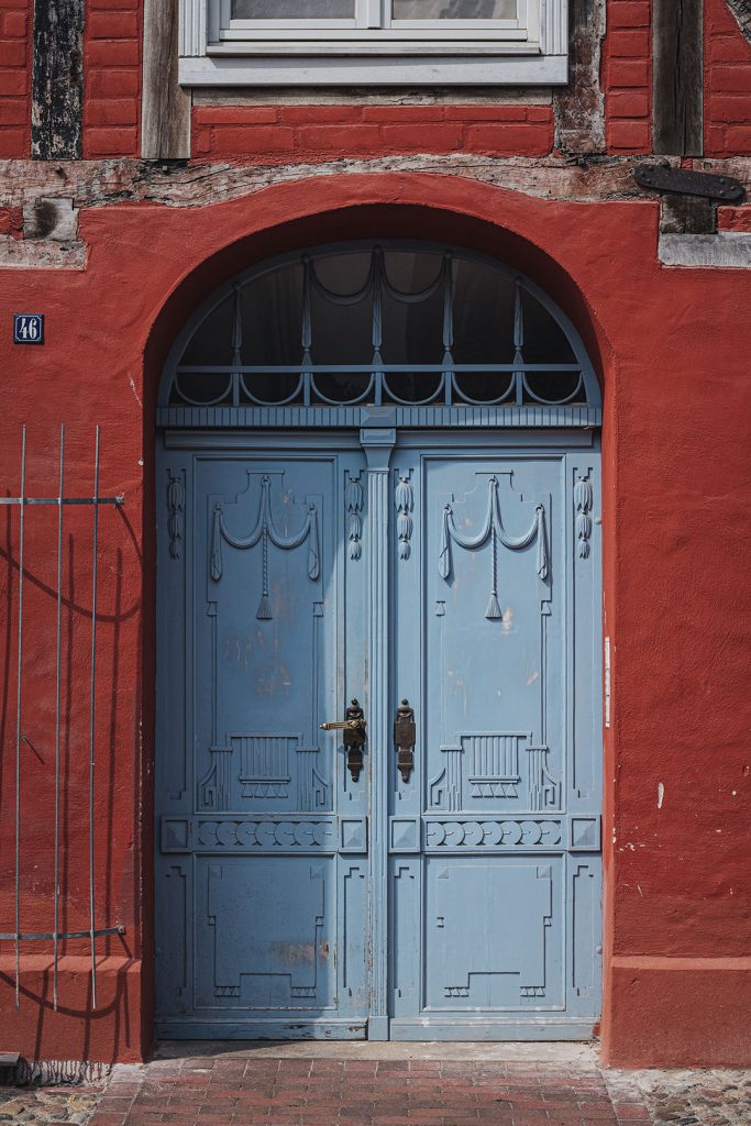Blaue Tür am roten Haus in Wismar