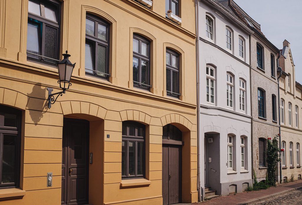 Straße mit Häusern in Wismar