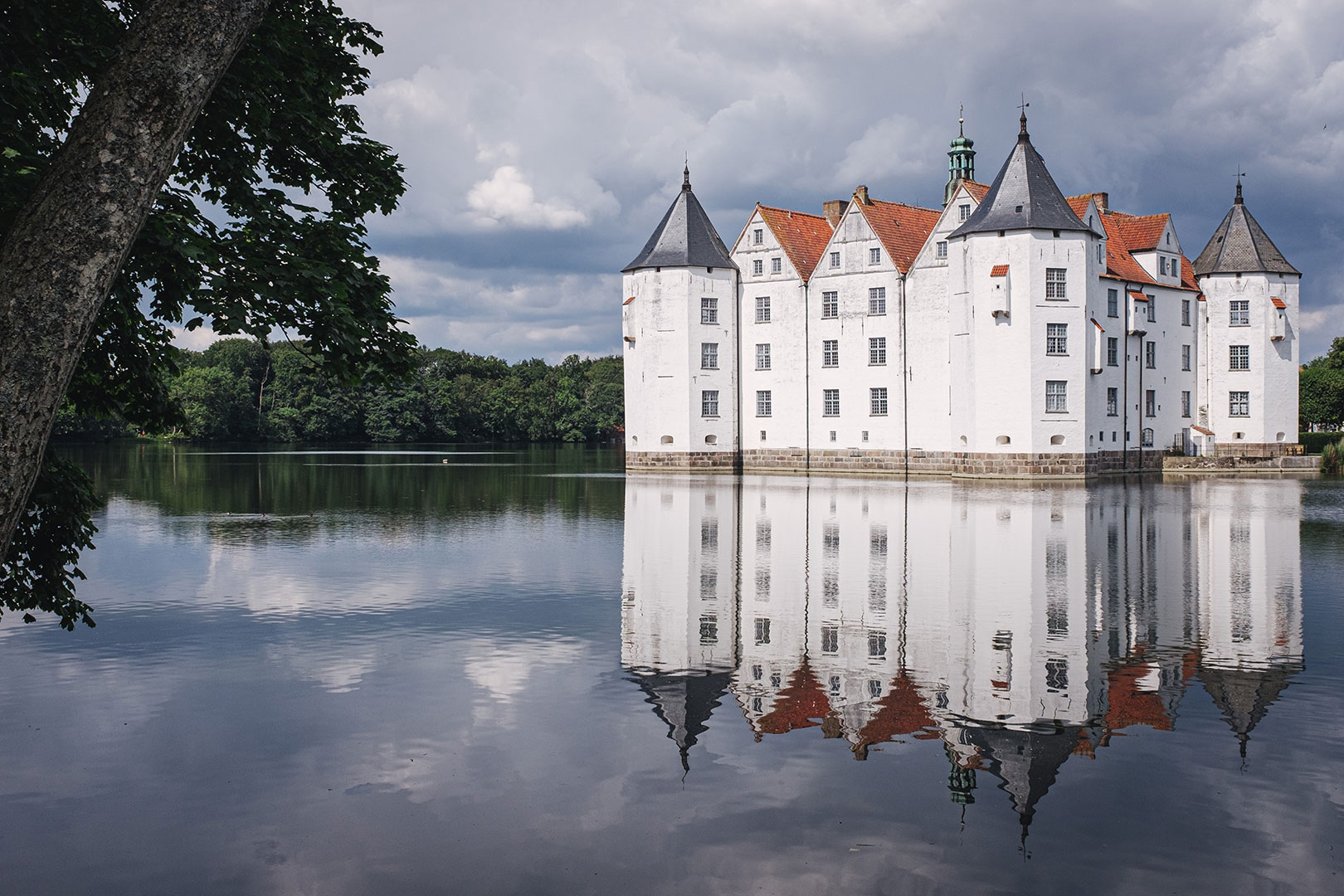 Schloss Glücksburg mit Spiegelung